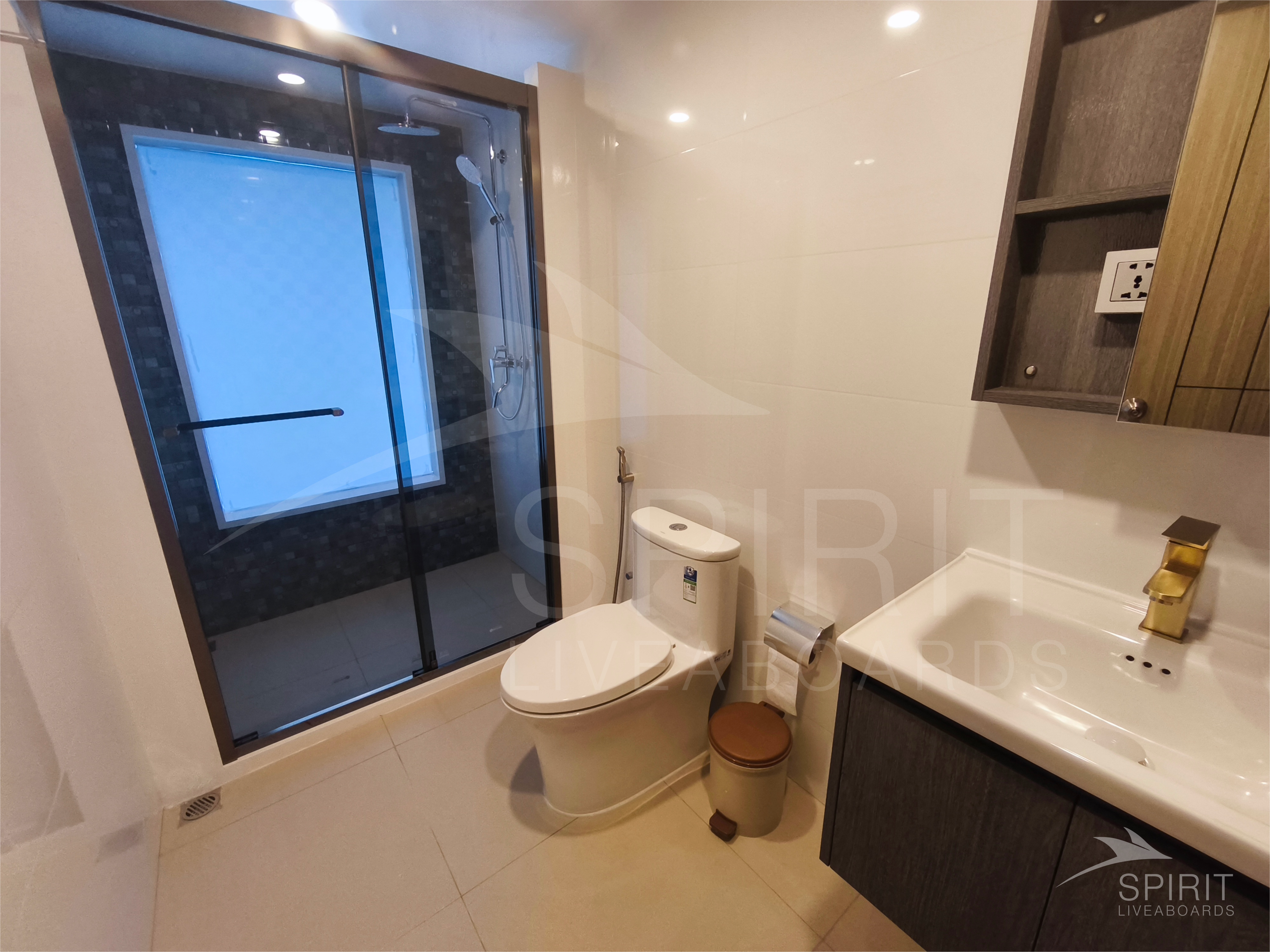 Cabin Bathroom & Shower Upper Deck