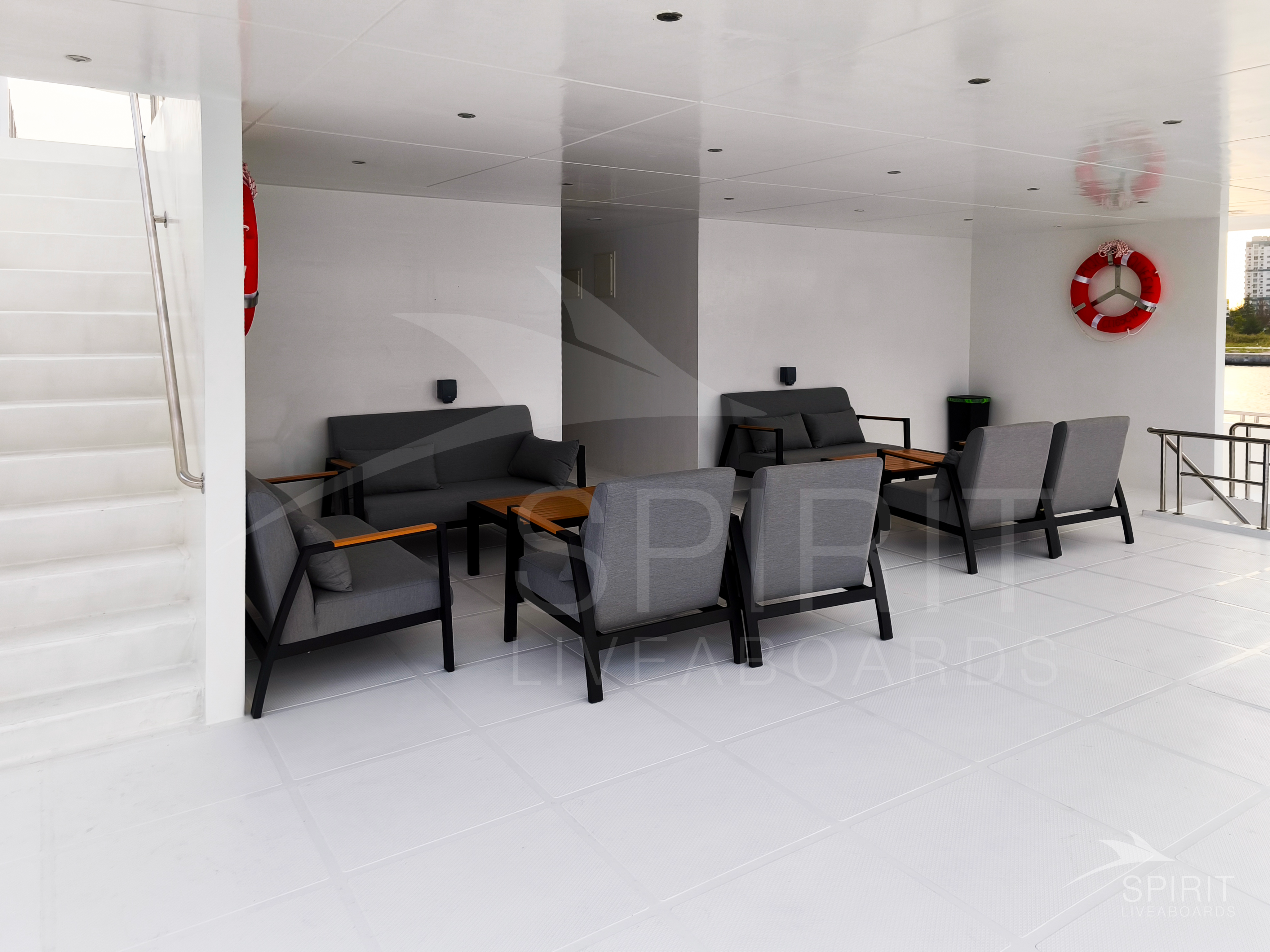 Open Area Stern UpperDeck